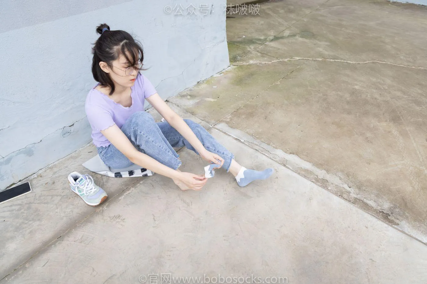 [BoBoSocks袜啵啵]NO.020 熊熊-NB运动鞋、蓝色短棉袜（踩脏）、裸足 [150P]插图1